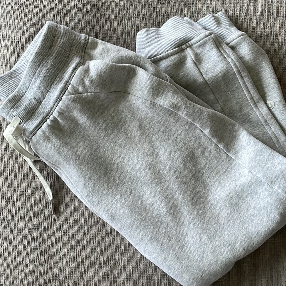 Lululemon Cropped Scuba Joggers in heathered core ultra light gray size 4.